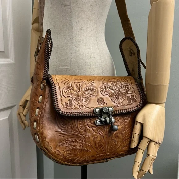 Vintage 70s 80s Hand Tooled Buckstitched Leather Shoulder Saddle Bag - Picture 13 of 16